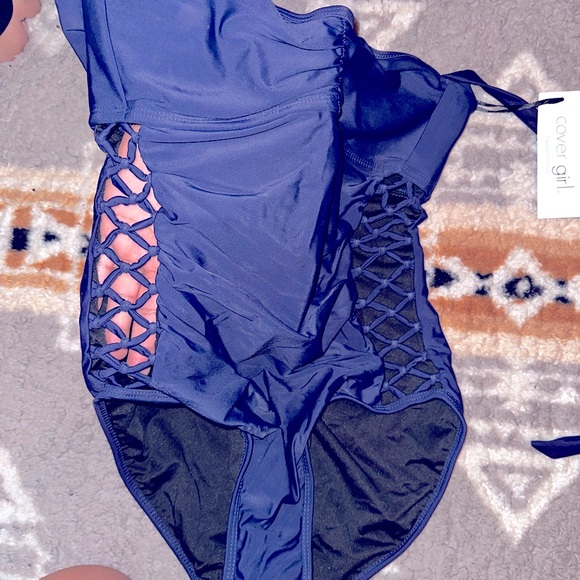 COVER GIRL
SIDE LACE UP DESIGN ONE PIECE SWIMSUIT - Picture 5 of 9